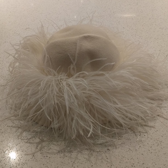 Beautiful white hat by Gwen Penngton 🌸🌸 - Picture 2 of 6